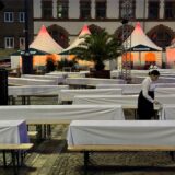 Leere Tische und Bänke am Abend bei der Gourmedo 2024