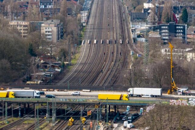 Wegen Bauarbeiten an der Autobahnbrücke im Kreuz Kaiserberg war der Bahnverkehr für knapp zwei Wochen lahmgelegt. Jetzt läuft der Bahnverkehr wieder an. (Symbolbild)