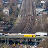 Wegen Bauarbeiten an der Autobahnbrücke im Kreuz Kaiserberg war der Bahnverkehr für knapp zwei Wochen lahmgelegt. Jetzt läuft der Bahnverkehr wieder an. (Symbolbild)