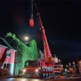 Ein Feuerwehr-Kran an einem dicht bewachsenen Haus in Dortmund