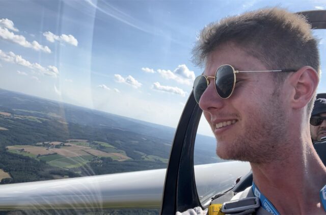 Ruhr Nachrichten-Reporter Jan Weffers sitzt in einem Segelflieger in rund 200 Metern Höhe.
