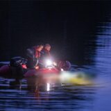 Feuerwehrleute im Schlauchbott auf dem Hullerner Stausee