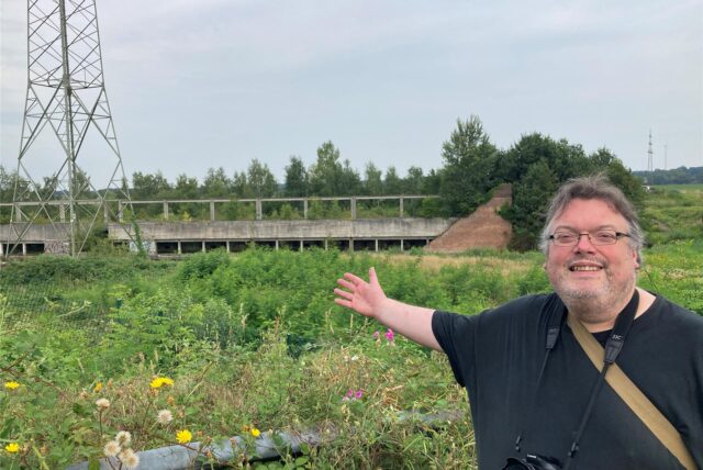 Die Natur schlägt zurück: Nach dem Kahlschlag im Frühjahr freut sich Michael Kleerbaum über das üppige Grün am Landschaftskunstwerk „Wasserstände“.
