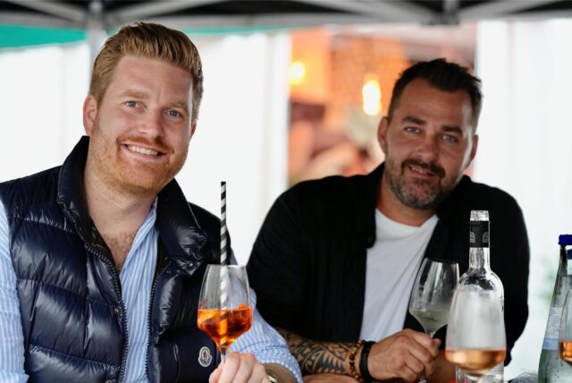 Zwei Gäste auf der Gourmedo 2024 trinken aus schicken Gläsern.