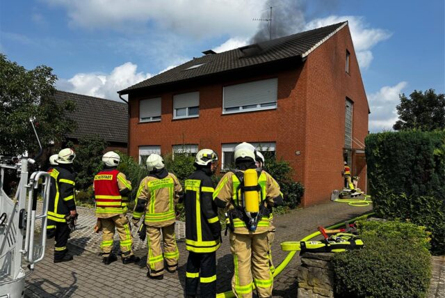 Zu einem Dachstuhlbrand ist die Feuerwehr am Freitagmittag in Dorsten gerufen worden.