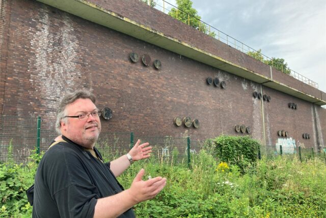 Michael Kleerbaum liebt Natur und „verlorene Orte“ wie hier das ehemalige Wasserwerk der Chemischen Werke Hüls, das als Landschaftskunstwerk „Wasserstände“ wieder besser erlebbar gestaltet werden soll.