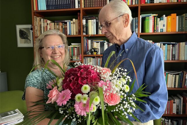 Dr. Horstfried Masthoff gratuliert Christine Stuckstette zum 50jährigen Dienstjubiläum.