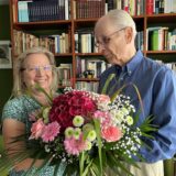 Dr. Horstfried Masthoff gratuliert Christine Stuckstette zum 50jährigen Dienstjubiläum.