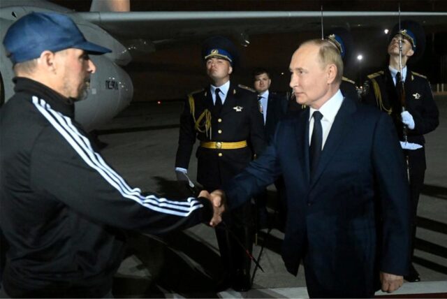 Der russische Präsident Wladimir Putin (r) begrüßt den vom Westen freigelassenen russischen Gefangenen Wadim Krassikow nach dessen Ankunft auf dem Regierungsflughafen Vnukovo außerhalb von Moskau. Russland und der Westen machen einen beispiellosen Gefangenen-Deal.