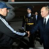 Der russische Präsident Wladimir Putin (r) begrüßt den vom Westen freigelassenen russischen Gefangenen Wadim Krassikow nach dessen Ankunft auf dem Regierungsflughafen Vnukovo außerhalb von Moskau. Russland und der Westen machen einen beispiellosen Gefangenen-Deal.