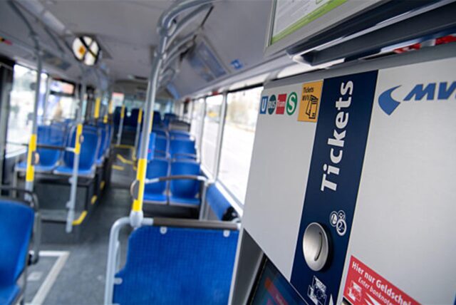 Eim Ticketautomat ist in einem Bus der Münchner Verkehrsgesellschaft (MVG) zu sehen.