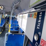 Eim Ticketautomat ist in einem Bus der Münchner Verkehrsgesellschaft (MVG) zu sehen.