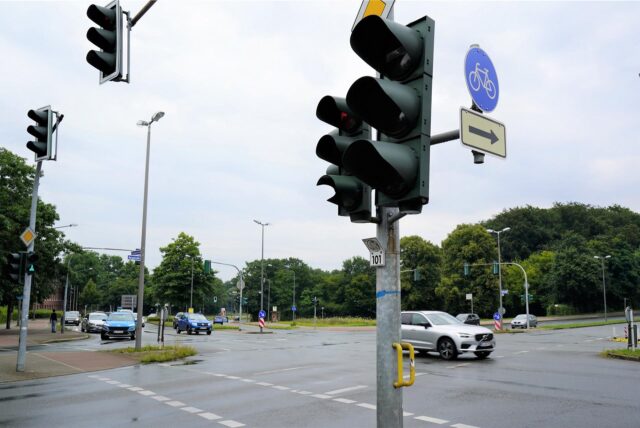 An der Kreuzung Herzlia Allee/Bergstraße/Rappaportstraße wird am Montagmorgen die Ampelanlage zeitweise ausgeschaltet.