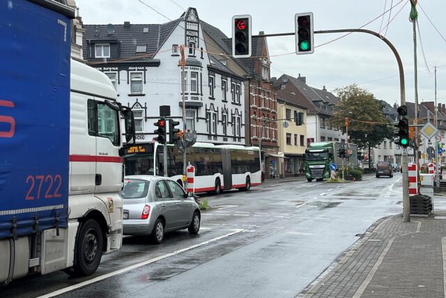 Ein Auto und ein Lkw stehen auf einer Linksabbiegerspur in Recklinghausen. Im Hintergrund ist ein Linienbus zu sehen.