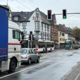 Ein Auto und ein Lkw stehen auf einer Linksabbiegerspur in Recklinghausen. Im Hintergrund ist ein Linienbus zu sehen.