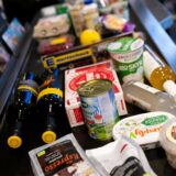 Verschiedene Produkte liegen auf einem Kassenband einer Edeka-Filiale.