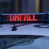 Auf dem Dach eines Einsatzwagens der Polizei leuchtet der Schriftzug Unfall in rot auf. (Symbolbild)