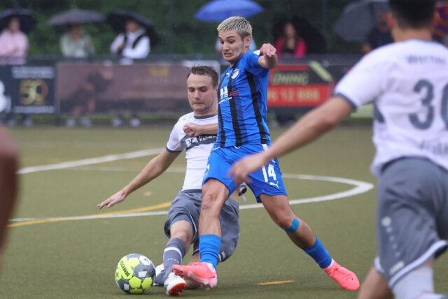 Ein Spieler vom Werner SC im Zweikampf mit einem Spieler von Westfalia Rhynern.