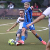 Ein Spieler vom Werner SC im Zweikampf mit einem Spieler von Westfalia Rhynern.