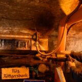 Andreas Schneider, 2. Vorsitzender des Vereins, der das Museum betreibt, führt regelmäßig durch die Ausstellung im alten Bunker.