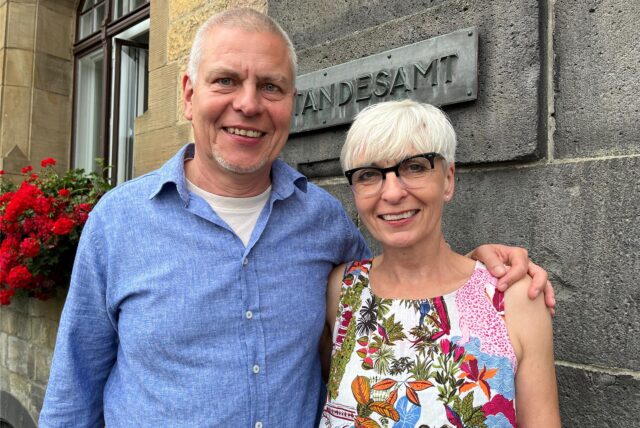 Das Brautpaar Jörg Burow und Marion Lorenz vor dem Rathaus in Recklinghausen.