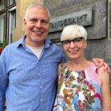 Das Brautpaar Jörg Burow und Marion Lorenz vor dem Rathaus in Recklinghausen.