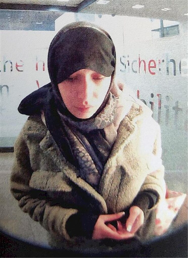 Das Foto einer Überwachungskamera in einem Geldautomaten in Gladbeck zeigt eine junge Frau mit einer auffälligen Teddyfell-Jacke.
