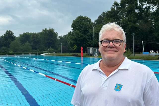 Heinz-Robert Schäfer steht vor dem Schwimmerbecken im Parkbad Nord in Castrop-Rauxel.