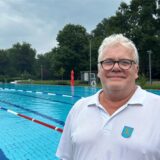 Heinz-Robert Schäfer steht vor dem Schwimmerbecken im Parkbad Nord in Castrop-Rauxel.