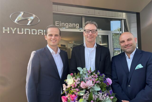 Der scheidende Inhaber und Geschäftsführer Frank Stephan (Mitte) gemeinsam mit dem Geschäftsführer der Automobile Darmas GmbH Christian Simon (rechts) und Gesellschafter Fritz Tiemeyer (links).