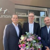Der scheidende Inhaber und Geschäftsführer Frank Stephan (Mitte) gemeinsam mit dem Geschäftsführer der Automobile Darmas GmbH Christian Simon (rechts) und Gesellschafter Fritz Tiemeyer (links).
