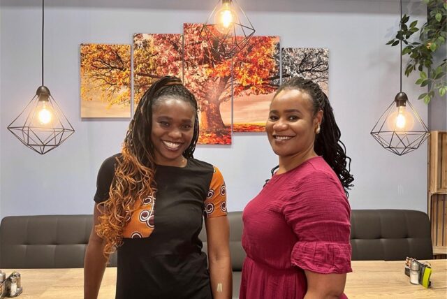 Tabitha Tshimbalanga und ihrer Schwester Magali Tshitungu von Tshitshi’s Casseroles im Café Bäumchen. Weil sie den Besitzer kennen, dürfen sie manchmal die Küche nutzen.