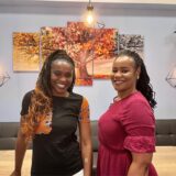 Tabitha Tshimbalanga und ihrer Schwester Magali Tshitungu von Tshitshi’s Casseroles im Café Bäumchen. Weil sie den Besitzer kennen, dürfen sie manchmal die Küche nutzen.