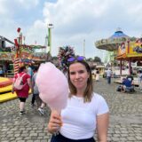 RZ-Redakteurin Janine Jähnichen steht mit einer Zuckerwatte auf der Cranger Kirmes