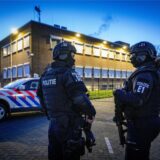 Schwer bewaffnete Polizisten stehen vor dem Hochsicherheitsgericht, in dem in diesem Jahr bereits ein Prozess gegen die niederländische «Mocro-Mafia» stattfand. 17 Männer waren für sechs Auftragsmorde, vier Mordversuche und die Mitgliedschaft in einer kriminellen Organisation angeklagt.