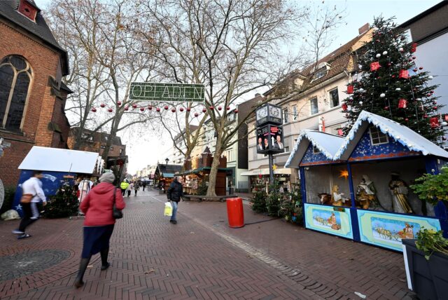 Blick auf den Weihnachtsmarkt in Opladen.