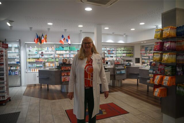 Eine Apothekerin in einer Apotheke