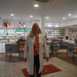 Eine Apothekerin in einer Apotheke