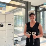 Cosima Nellen mit einer VR-Brille.
