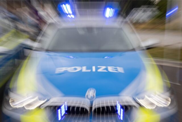 Ein Polizeiauto mit eingeschaltetem Blaulicht