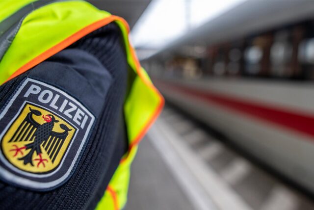 Logo eines Bundespolizisten am rechten Ärmel der Uniform. (Symbolbild)