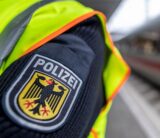 Logo eines Bundespolizisten am rechten Ärmel der Uniform. (Symbolbild)