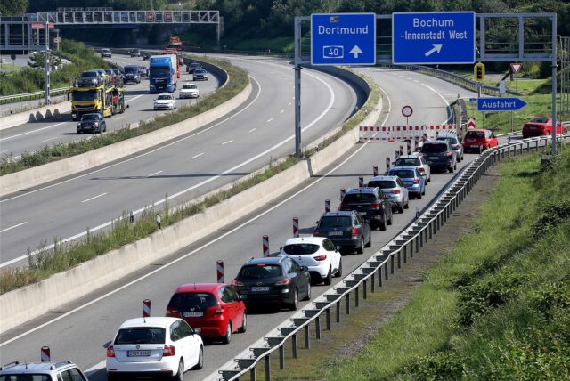 Autoschlange an einer Autobahnsperre auf der Abbiegespur im Autobahnkreuz Bochum-West.