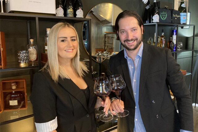 Inhaberin der neuen Weinbar „Vini Rossi“ ist Merita Saini. Zur Seite steht ihr dabei Mitarbeiter und Partner Fabrizio Rossi, der zuvor das Bellini am Golfplatz in Herdecke betrieben hat.