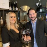 Inhaberin der neuen Weinbar „Vini Rossi“ ist Merita Saini. Zur Seite steht ihr dabei Mitarbeiter und Partner Fabrizio Rossi, der zuvor das Bellini am Golfplatz in Herdecke betrieben hat.