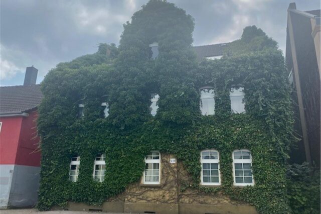Das Efeuhaus in Dortmund: Am Mittag ist kaum mehr etwas zu sehen von dem Feuerwehreinsatz in der Nacht auf Freitag, den 02. August.