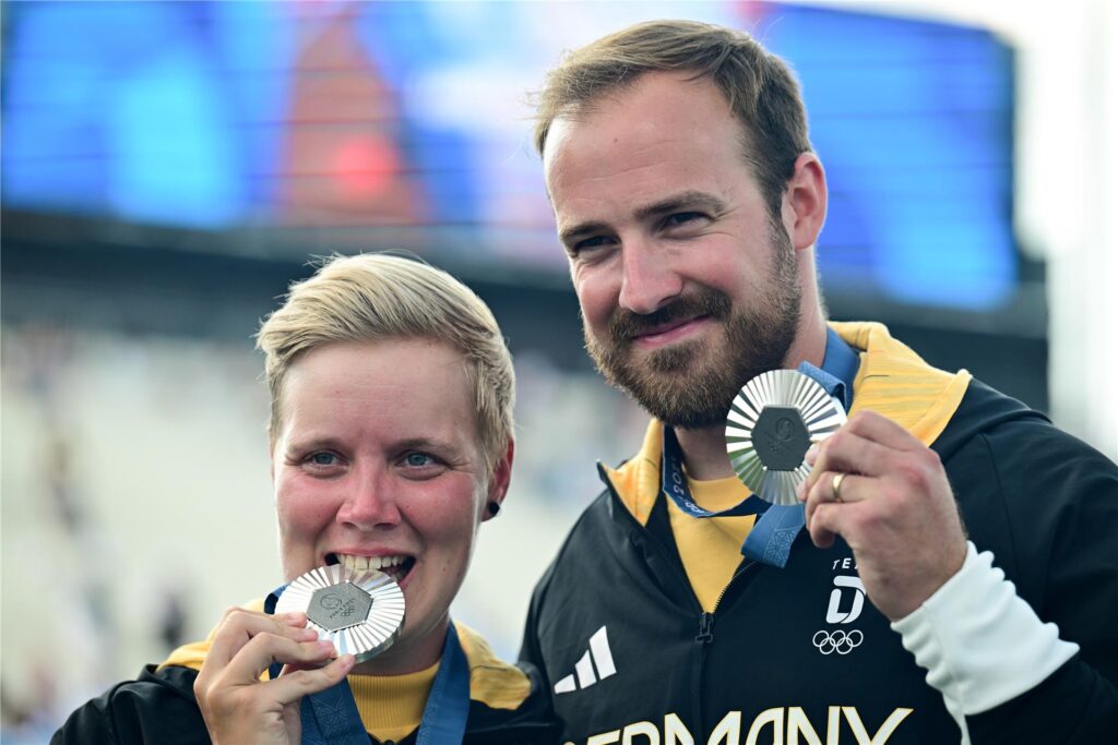 Deutschlands Florian Unruh und Michelle Kroppen umarmen sich.