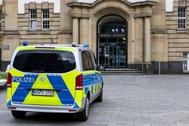 Ein Polizeiauto steht vor dem Landgericht Duisburg.