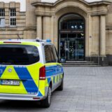 Ein Polizeiauto steht vor dem Landgericht Duisburg.