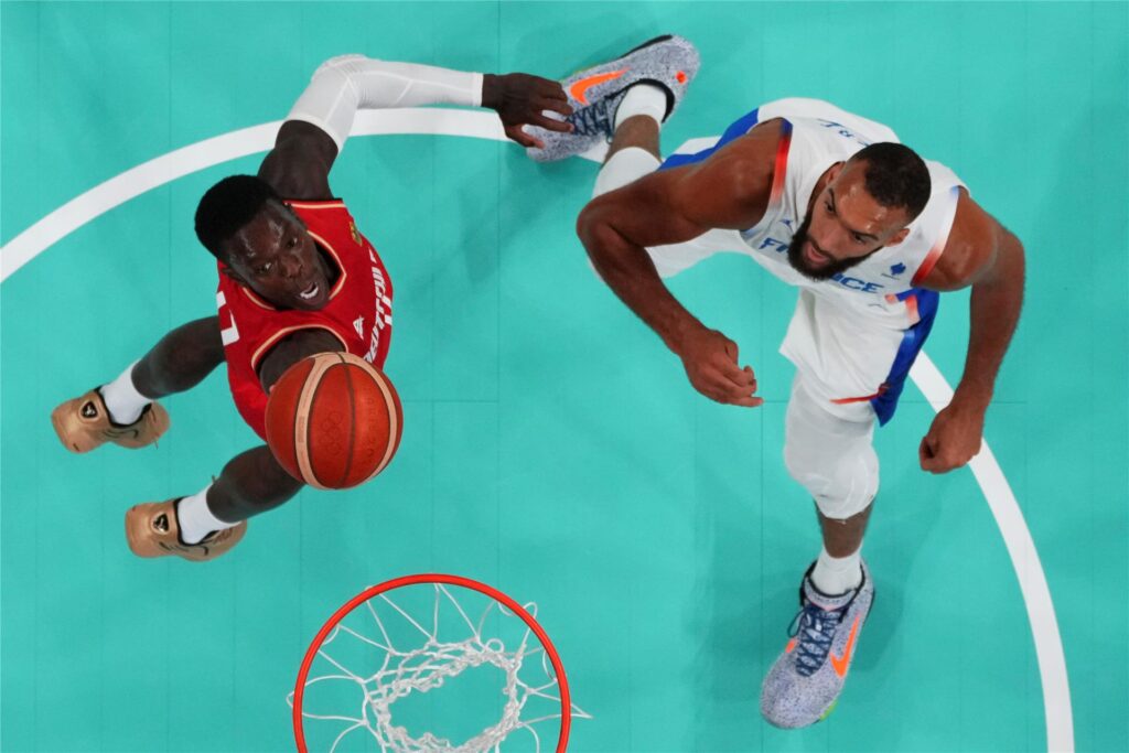 Deutschlands Dennis Schröder geht neben Rudy Gobert aus Frankreich zum Korb. 